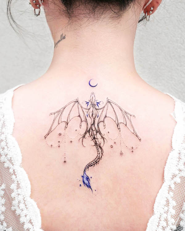 Tatuaj cu dragon albastru pe spate de @tattooist_solar