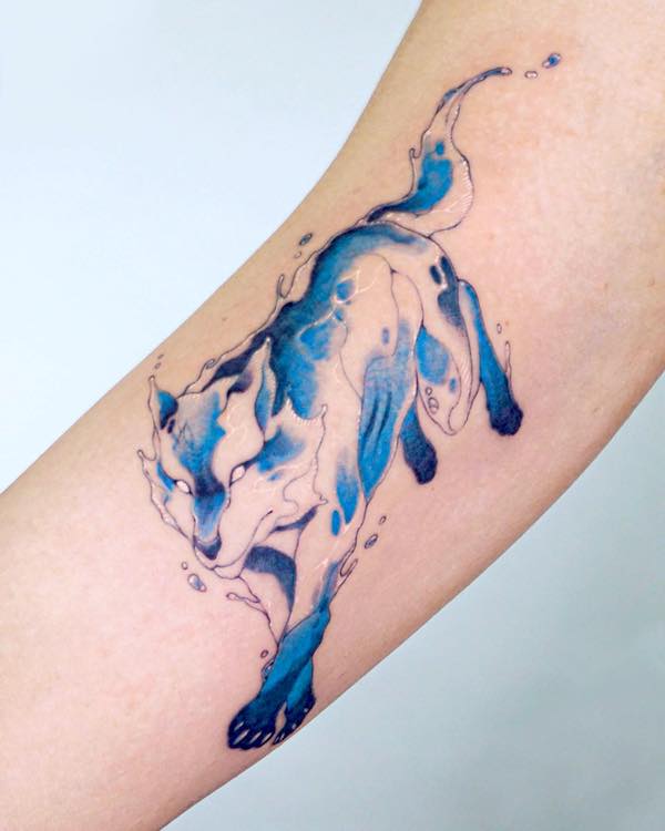 Tatuaj pentru bicepsi lup albastru de @tattooist.inno