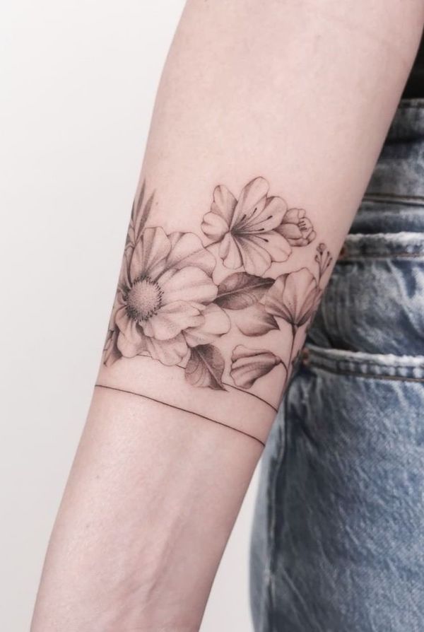 Bratara cu flori neagra si gri de la @amelie.tattooist