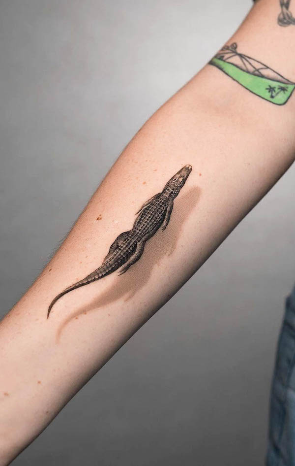 Tatuaj cu brat de crocodil de @tatu_panda