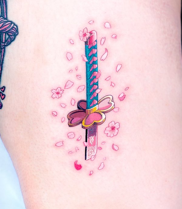 Tatuaj cu flori de cires si sabie samurai de @coldchillchild