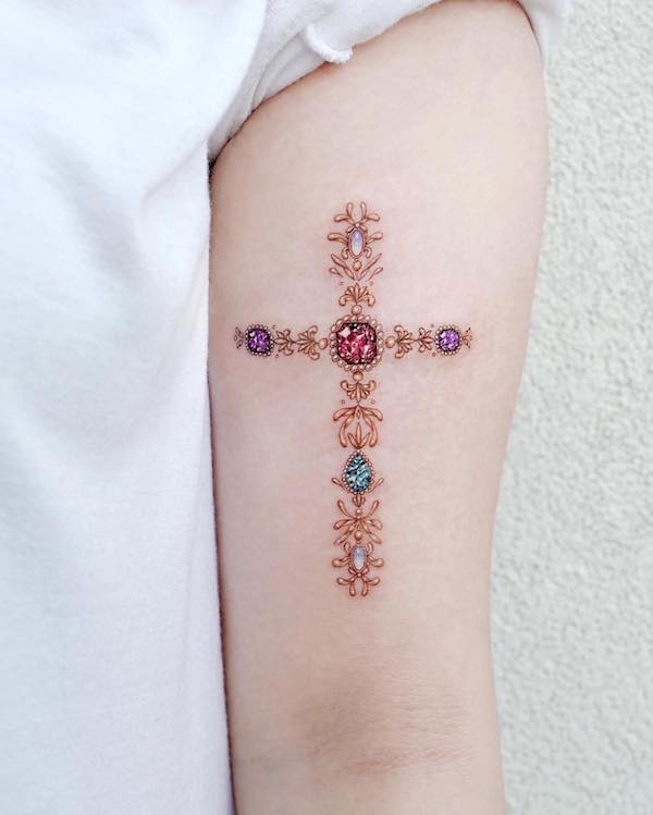 Tatuaj cu piatra pretioasa pe brat in cruce de @tattooist_solar