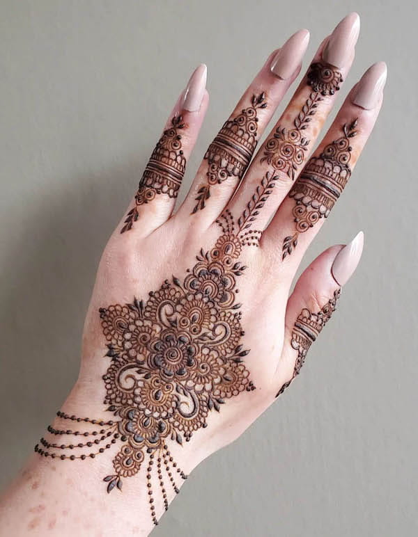 Tatuaj cu henna pe mana de @celebrate_with_henna