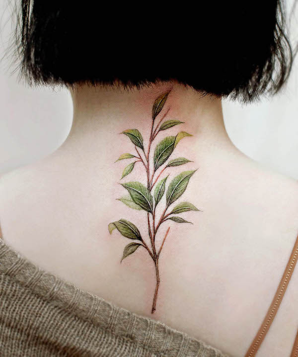 Tatuaj cu frunze din spate de @ch.tattoo.ahn
