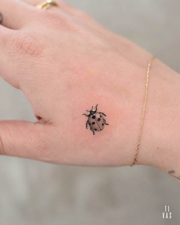 Tatuaj mic de mana cu insecte de la @tivas