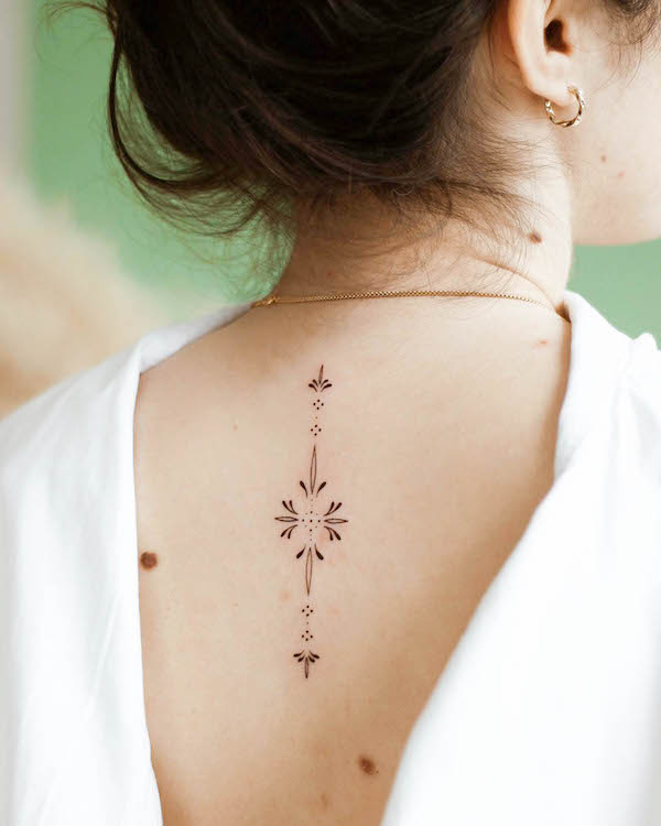 Tatuaj simplu cu ornamente mici de @sera.sacli