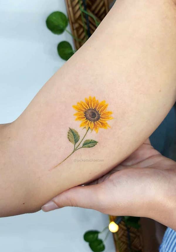 Mica floarea soarelui pe biceps de @jackemichaelsen.tattoo