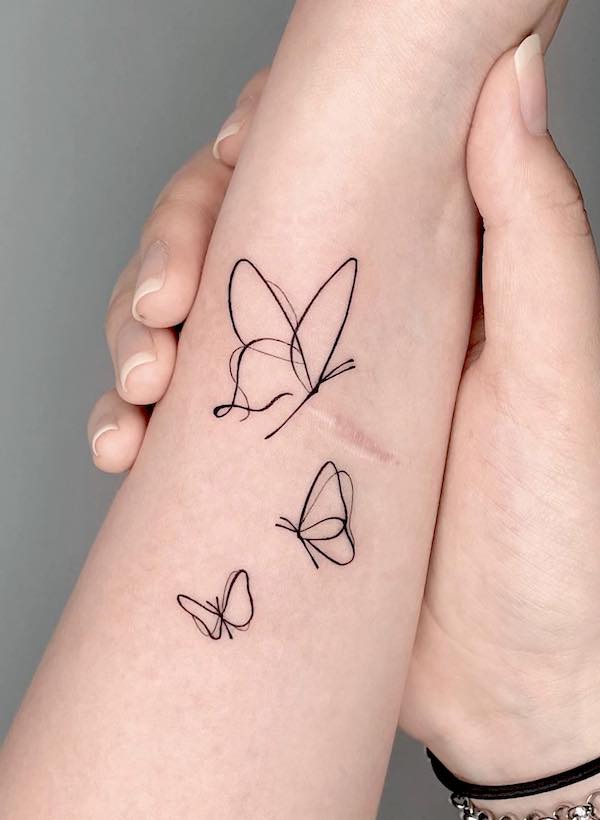 Tatuaj minimalist pentru antebrat fluture de @tattooist_sunmoon