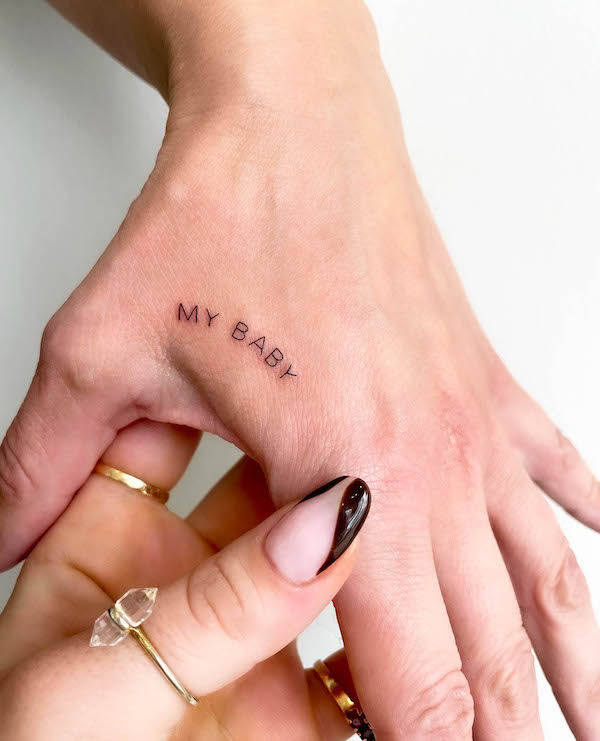 Tatuaj simplu de mana pentru copilul meu de @joannamroman