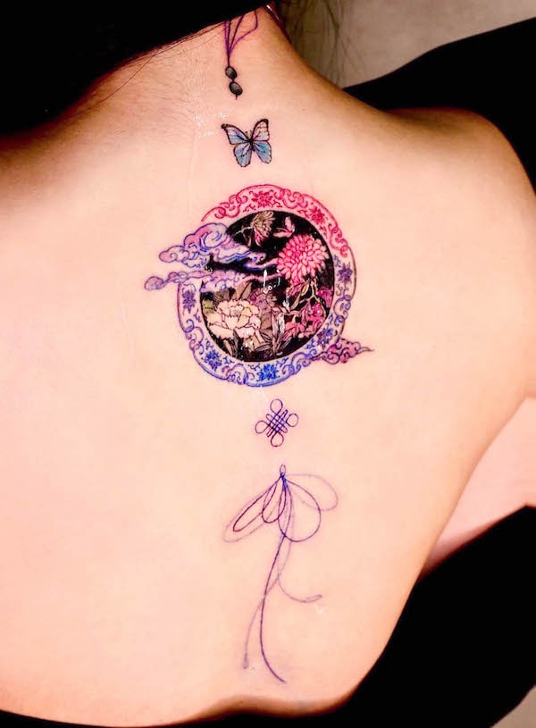 Tatuaj oriental cu perle norigae pe coloana vertebrala de @seolheetattoo
