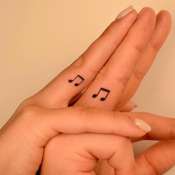 Tatuaj cu muzica potrivita de @tattooer_jina