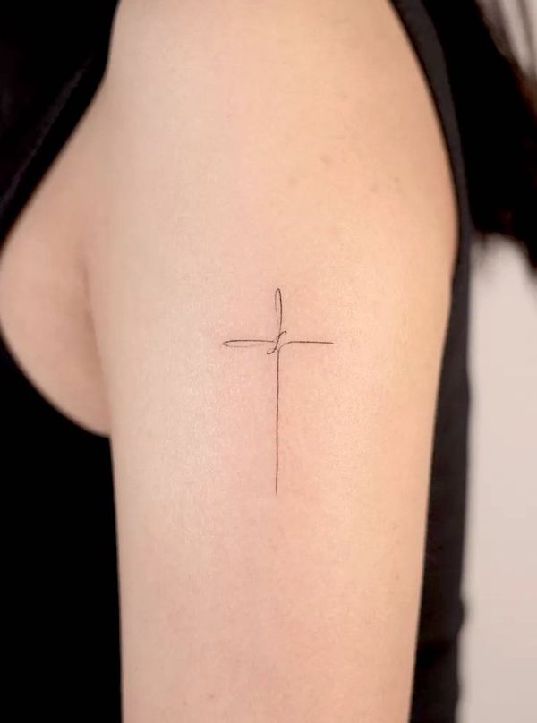 Tatuaj simplu cruce pe bratul exterior de @handitrip