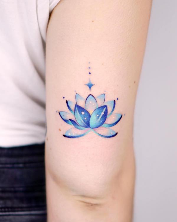 Tatuaj cu lotus albastru pe spatele bratului de @charming_tattoo