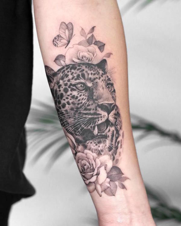 Tatuaj de leopard pe antebrat de @kyla_rose_tattoo