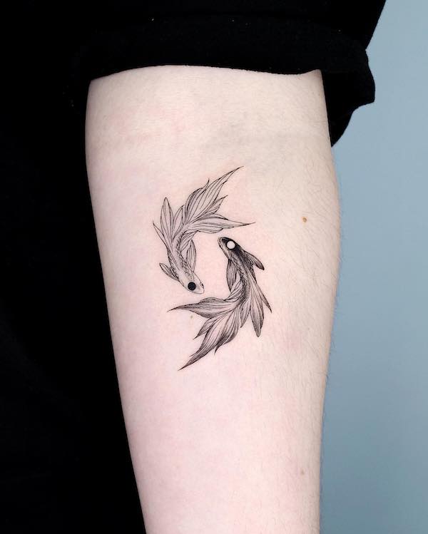 Tatuaj pe antebrat de peste koi de @bium_tattoo