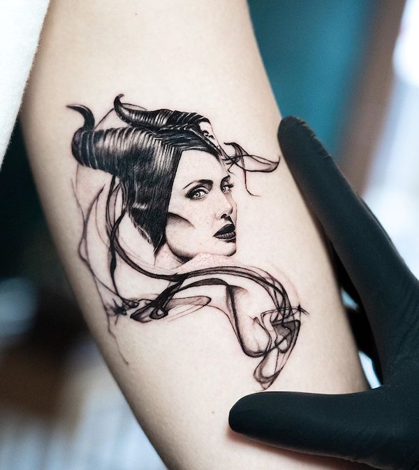 Un tatuaj realist Maleficent de @annso_what