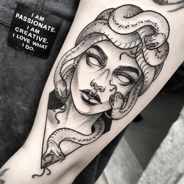 Un tatuaj Medusa detaliat de @irisblacktattoo