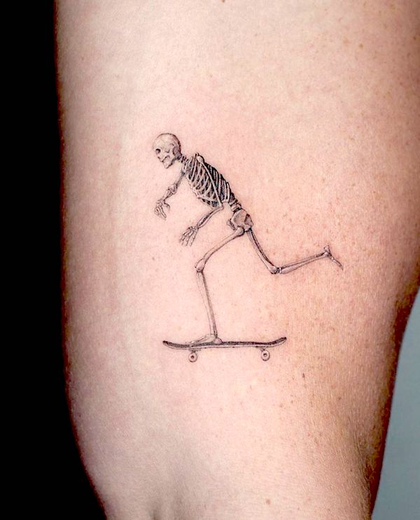 Tatuajul scheletului de patinaj de @jankyjake_tattoos