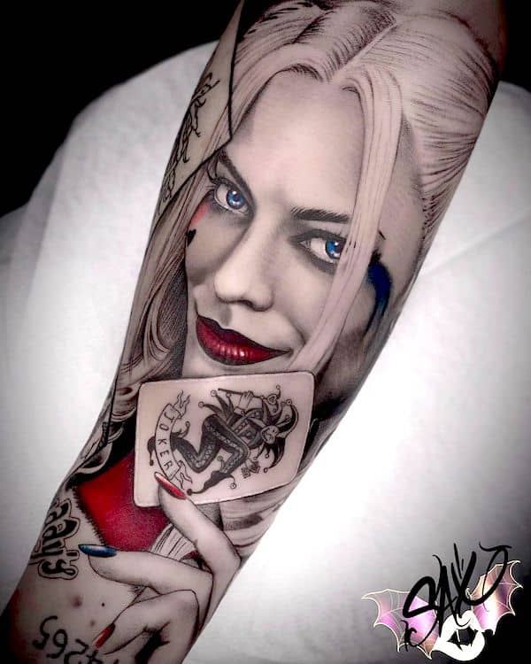 Un tatuaj realist portret Harley Quinn de @tattoosax