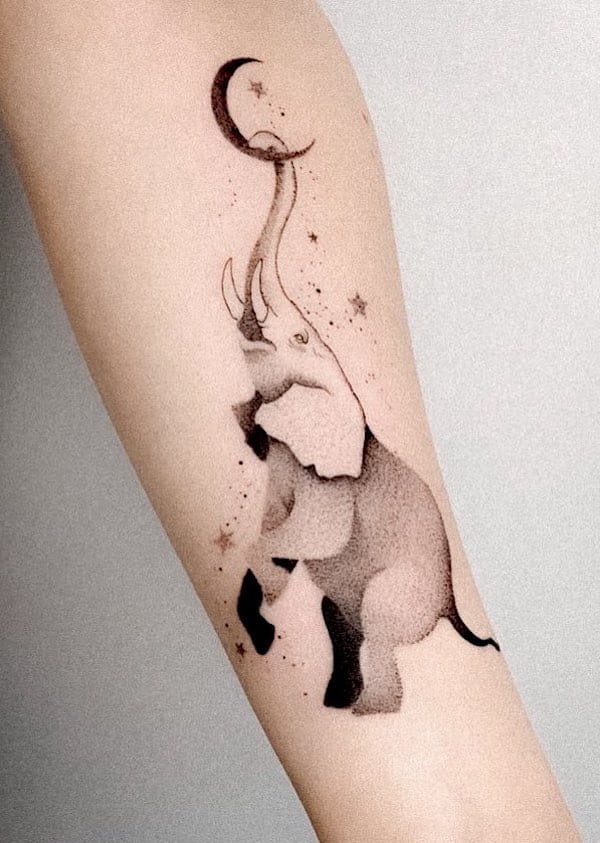 Tatuaj capricios cu bratul de elefant pentru femei de @miki_tatuuje