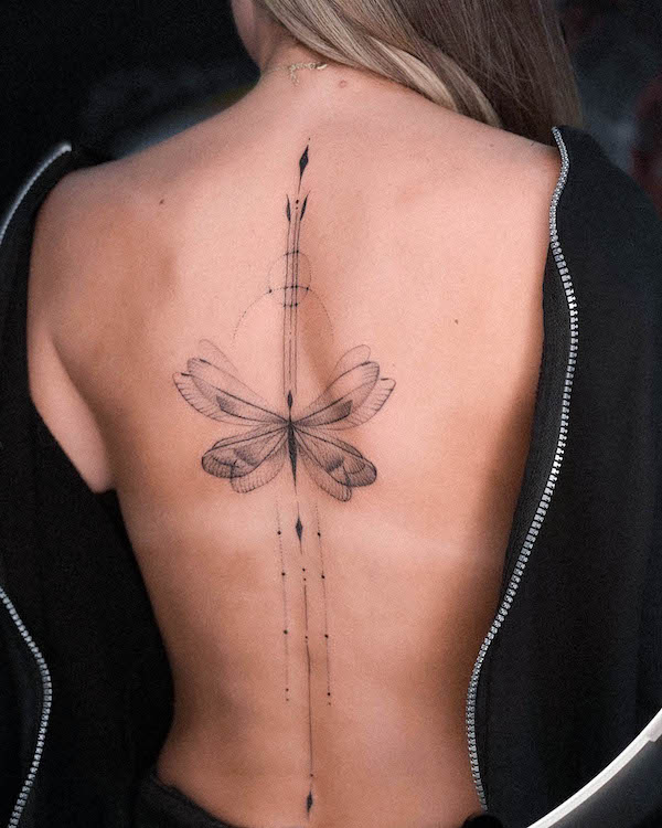 Tatuaj cu fluture pe coloana vertebrala de @grettel.inkaholik