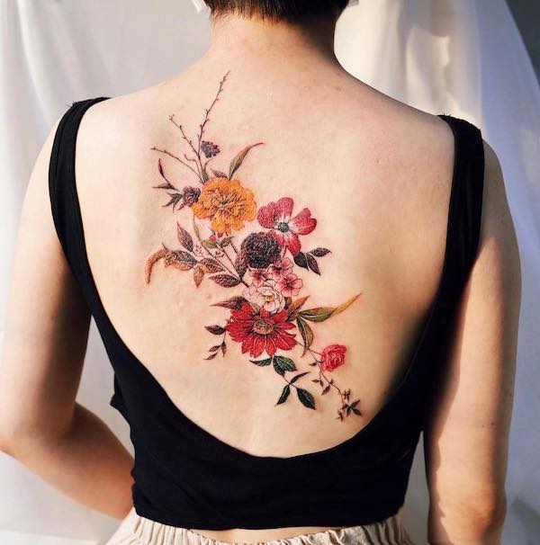Tatuaj cu flori pe spate complet de @vane.tattoo_