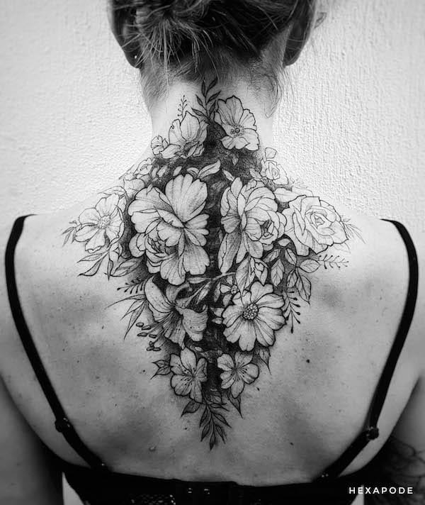 Tatuaj cu flori in partea superioara a spatelui de @hexapode_tattoo