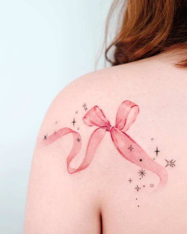 Tatuaj cu panglica pe spatele umarului de @choiyun_tattoo