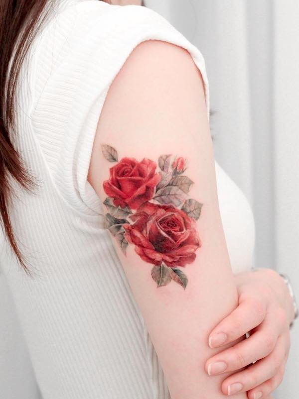 Tatuaj cu trandafir in acuarela pentru brat de @vandal_tattoo