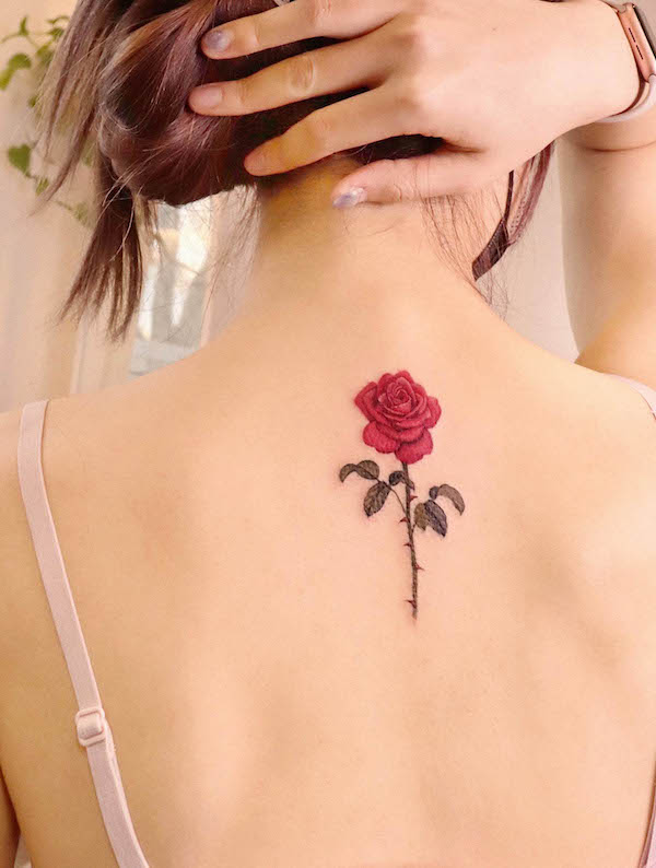 Tatuaj cu trandafir pe spate de @peria_tattoo