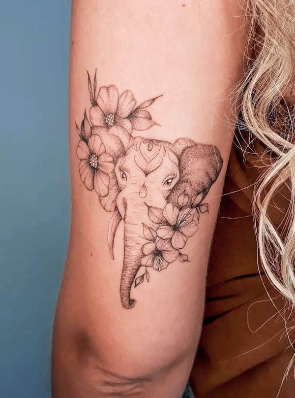 Tatuaj cu flori si brat de elefant de @nancimtattoo
