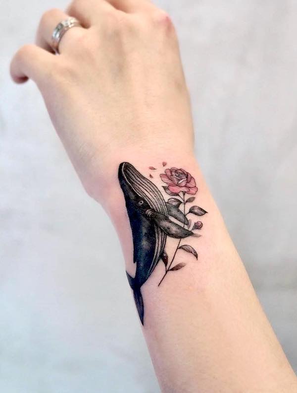 Tatuaj cu balena si trandafir de catre @chorong_tattooer