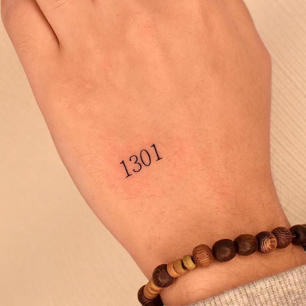 Tatuaj cu numar mic de mana de @tattooer_jina