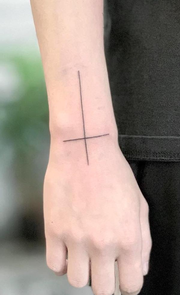 Tatuaj simplu la incheietura mainii incrucisata de @chorong_tattooer
