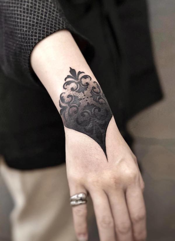Tatuaj cu ornament negru de mana de @chenjie.newtattoo