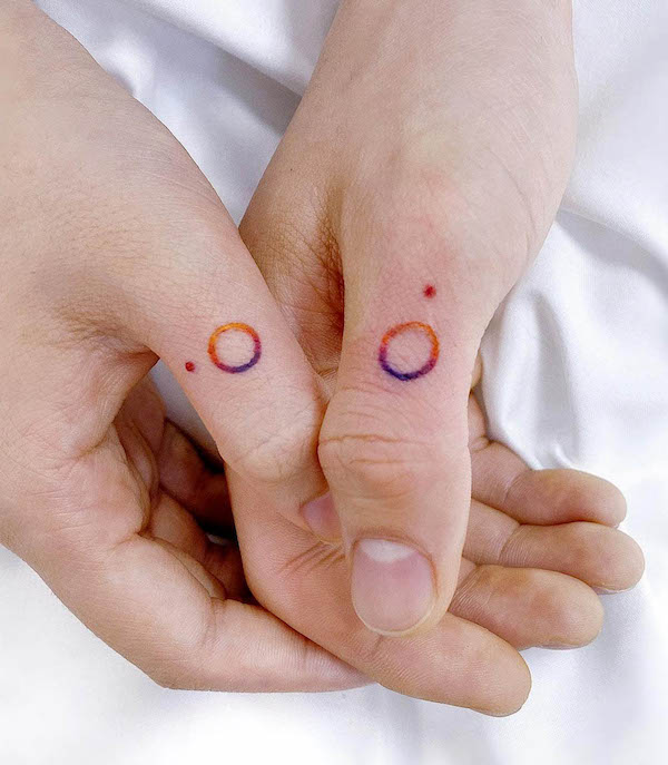 Tatuaj de mana cerc degradat de @sinbar_tattoo