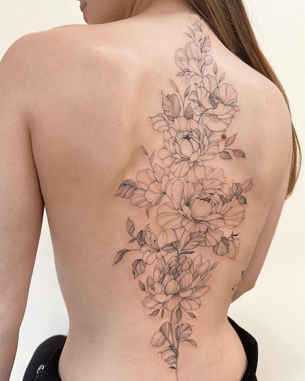 Tatuaj cu flori negre si gri de @peaudvoyou