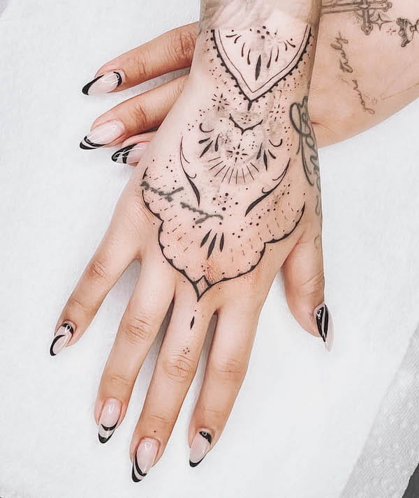 Tatuaj feminin de mana intreaga de @mayflowerink