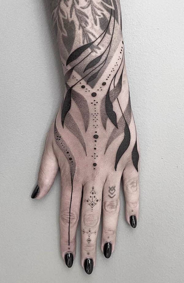 Tatuaj cu frunzis negru pe mana intreaga de @kataaza.ttt_