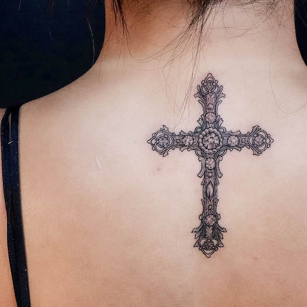 Tatuaj vintage pe spate cu cruce de @ink_de_oro