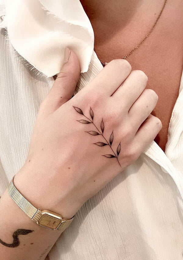 Tatuaj cu frunze de mana de @joannamroman
