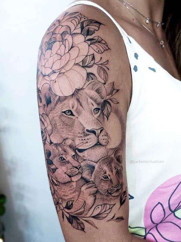 Tatuaj cu maneca de leoaica de @jackemichaelsen.tattoo
