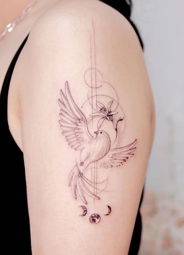 Tatuaj cu maneca de pasare si luna de @arese_tattoo