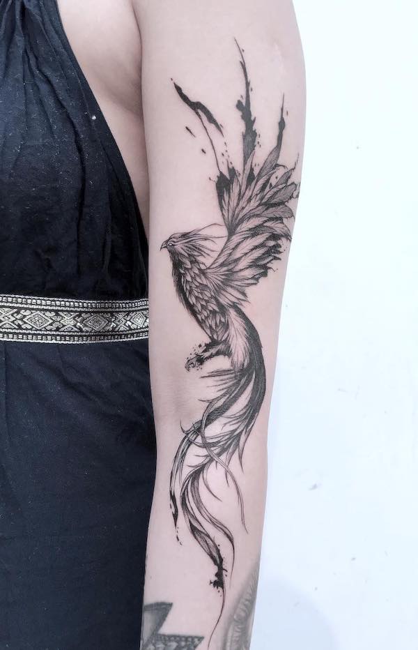 Tatuaj cu maneca fenix neagra de @angel_inkylicious