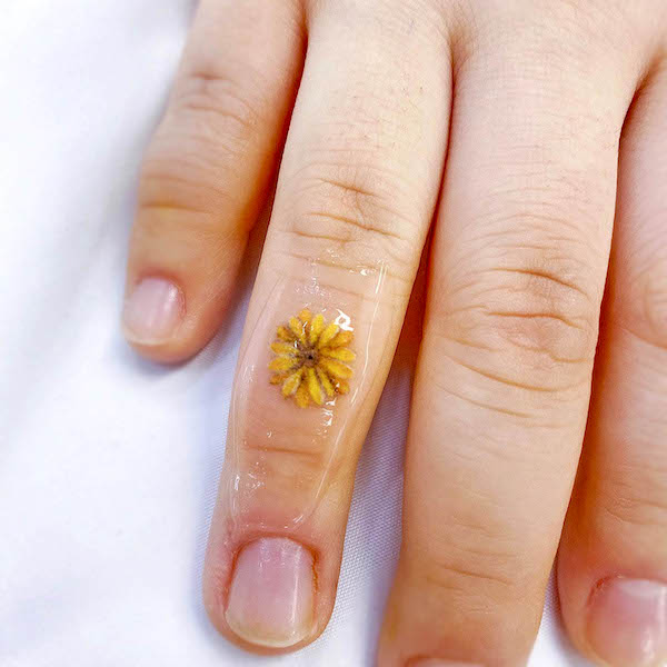 Tatuaj mic de floarea-soarelui pe mana de @sinbar_tattoo