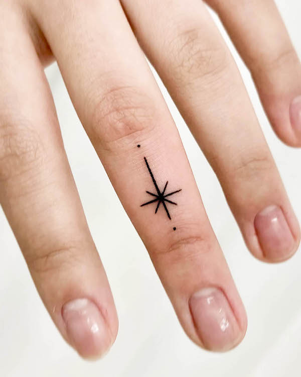Tatuaj de mana cu stea mica de @5e_tattoo