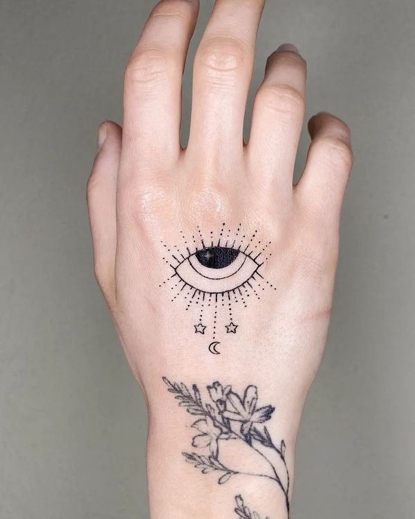 Tatuaj de mana pentru ochi de @purensonmez.ink