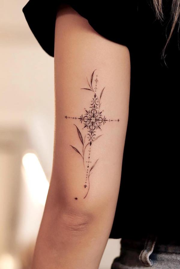 Tatuaj ornamental cu cruce pe spatele bratului de @sukza__art