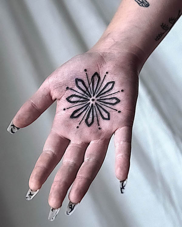 Tatuaj ornamental in palma de @nick3xl