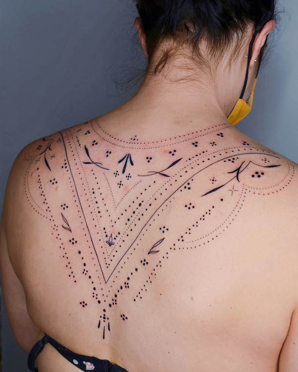 Tatuaj ornamental in partea superioara a spatelui de @k_inx